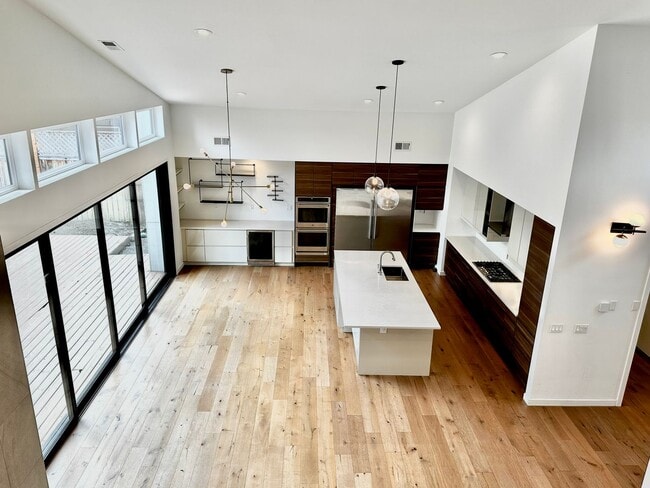 Building Photo - 6 BR / 4 BA – 4,100 SQ FT with Patio, Full...