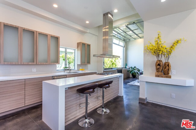 Building Photo - 615 6th Ave