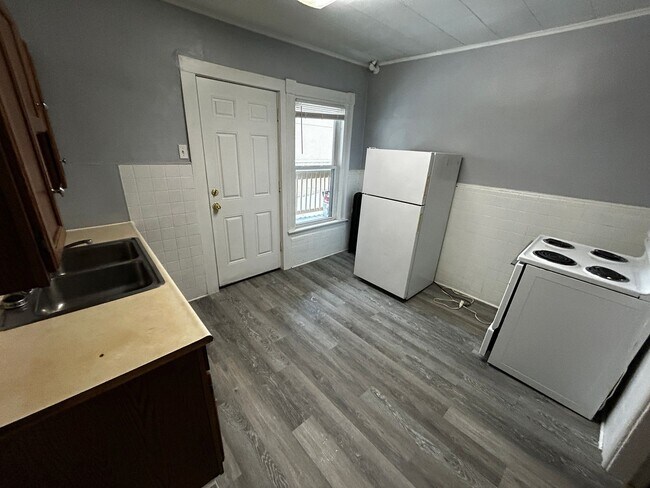Building Photo - MOVE IN READY! $1400 - Studio / 1 Bath Apartment in Downtown Manchester with All Utilities Included