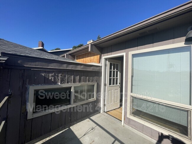 Building Photo - 2648 14th Ave W