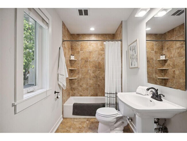 Building Photo - 1086 11th Ave SE