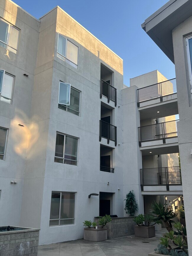 Building Photo - 6400 Crescent Park E