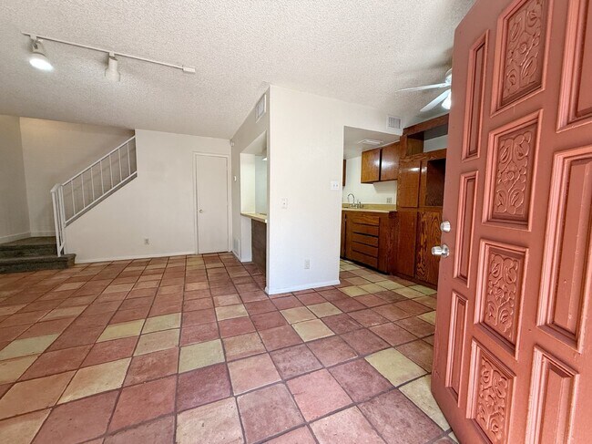 Building Photo - 4031 W Mesquite Ln