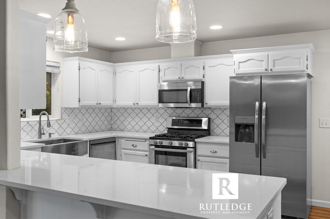 Building Photo - 3 Bedroom + Office in Central Point!