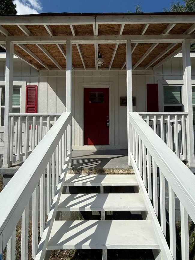 Building Photo - 2 bedroom 1 bath single family home