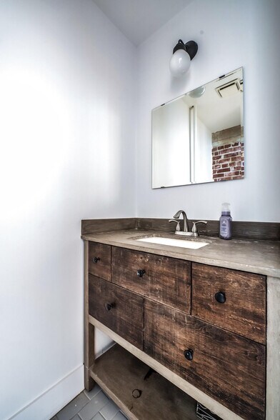 Building Photo - 130 S Hewitt St