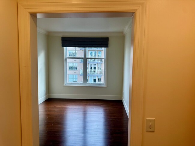 Building Photo - Beautiful 2 Bedroom / 2 Bathroom Condo Uni...