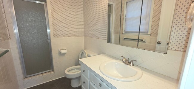 Building Photo - 3 Bedrooms! 2 bathrooms! Fenced yard, $1,495! Exceptional Location!!