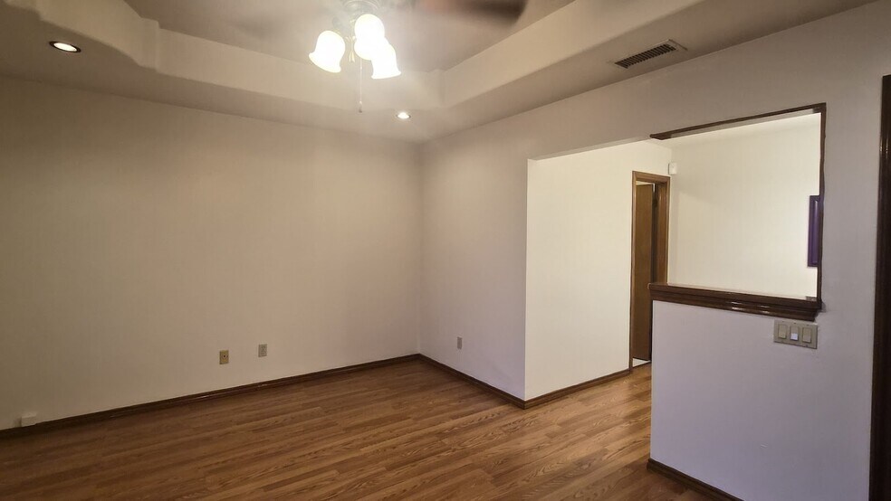 Building Photo - 1401 Oriole Ave