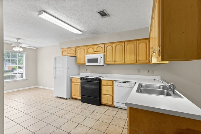 Building Photo - 717 Yeager Ln