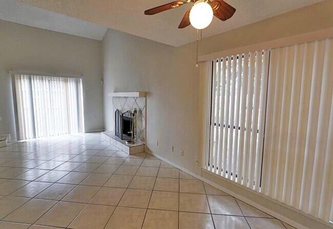 Building Photo - 9365 Pagewood Ln