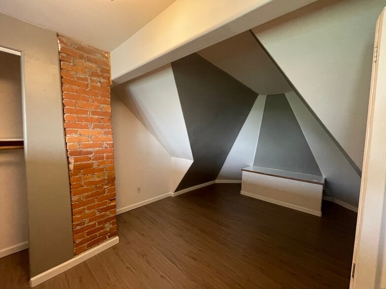 Building Photo - 1125 E Newark Ave