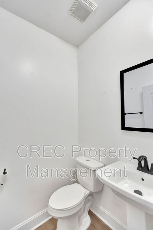 Building Photo - 2703 E Surrey Dr