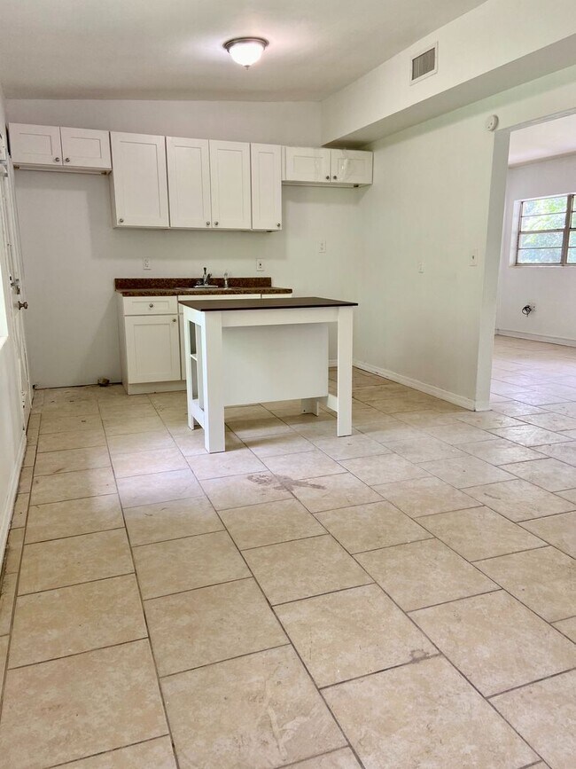 Building Photo - 3 Bedroom Home Now Available for Rent