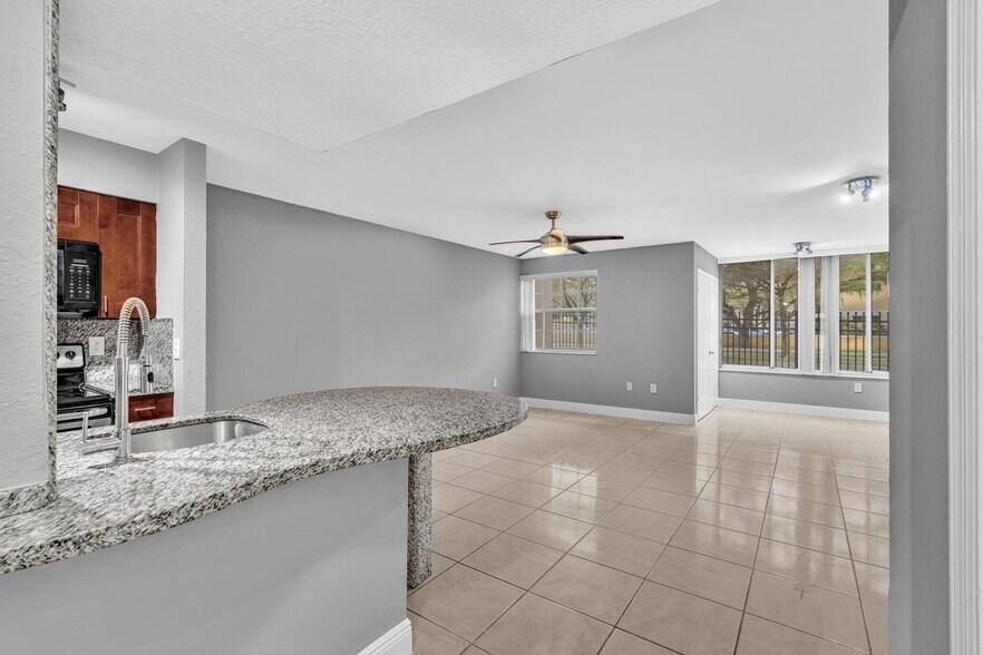 Building Photo - 2890 N Oakland Forest Dr