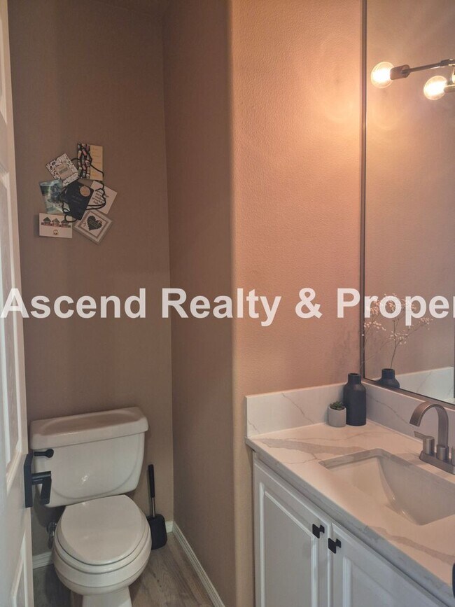 Building Photo - Outstanding 4bed+Office Bethany Area 2 Level Home Updated Throughout Available 6/22 or Sooner