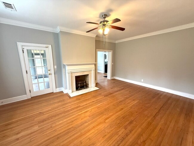 Building Photo - ** 3 bed 2 bath located in Cloverdale ** C...