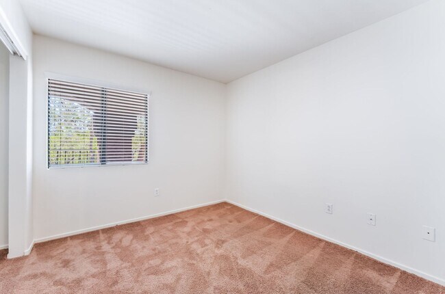 Building Photo - Gorgeous 3 Bedroom Seven Hills Condo For L...