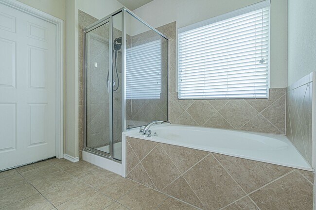 Building Photo - Great 4 bedroom 2.5 bath in Wildhorse