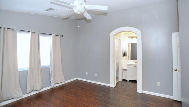 Building Photo - Charming home is San Lucas