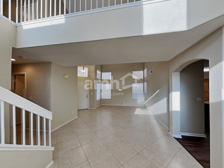 Building Photo - 909 Hornbeak Ct