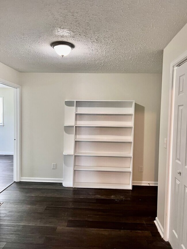Building Photo - AVAILABLE AUGUST 14! 3 Bedroom Home Near Downtown Clarksville