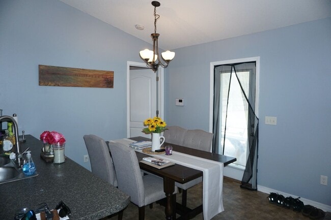 Building Photo - 3/2 in the Heart of Navarre