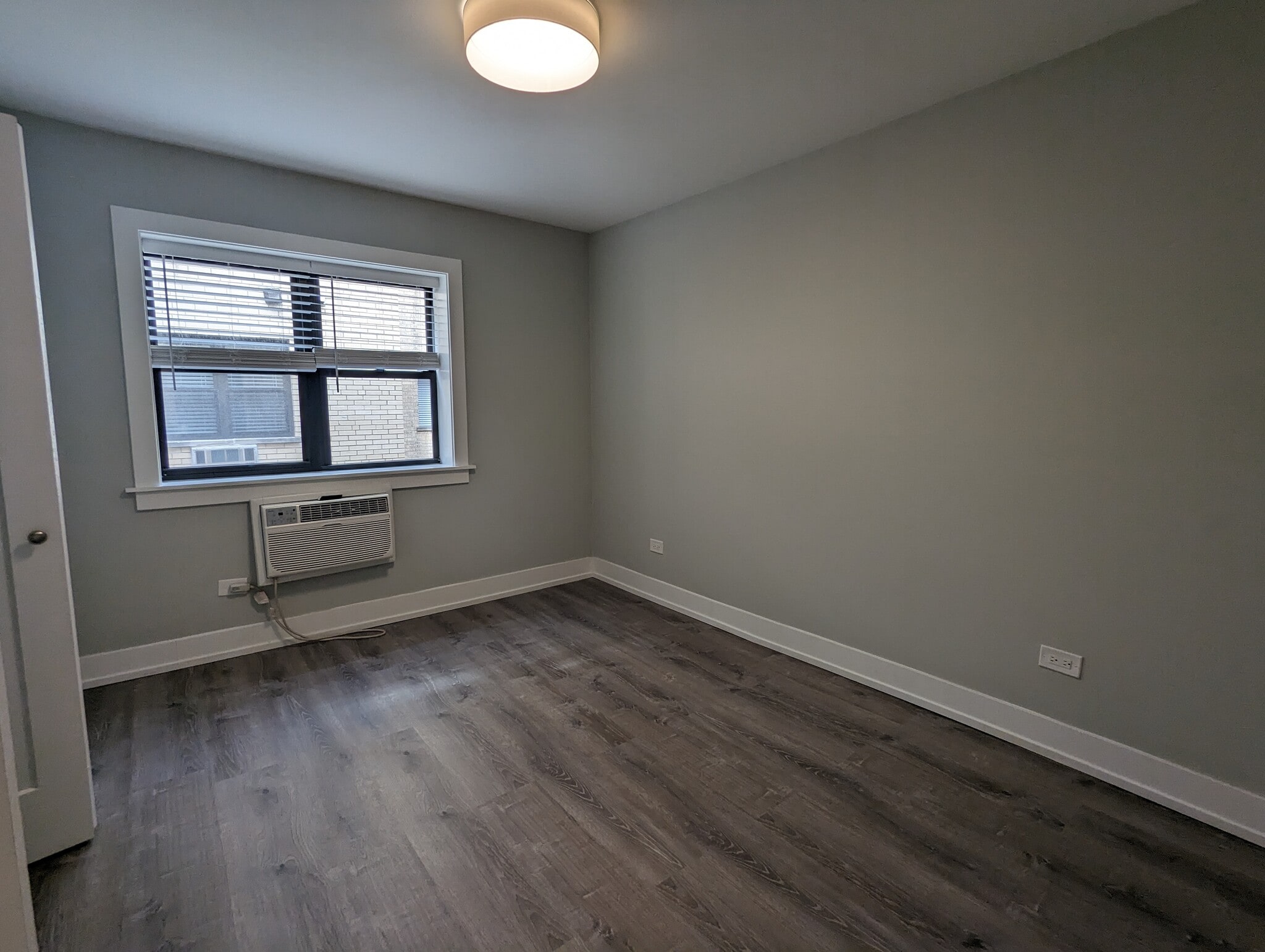 Building Photo - 511 W Barry Ave