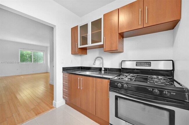 Building Photo - 320 85th St