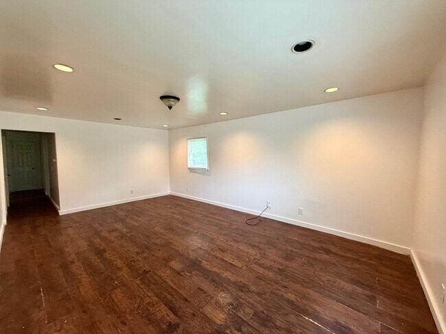 Building Photo - Charming 3BR/1.5BA Home with Large Yard & Spacious Eat-In Kitchen