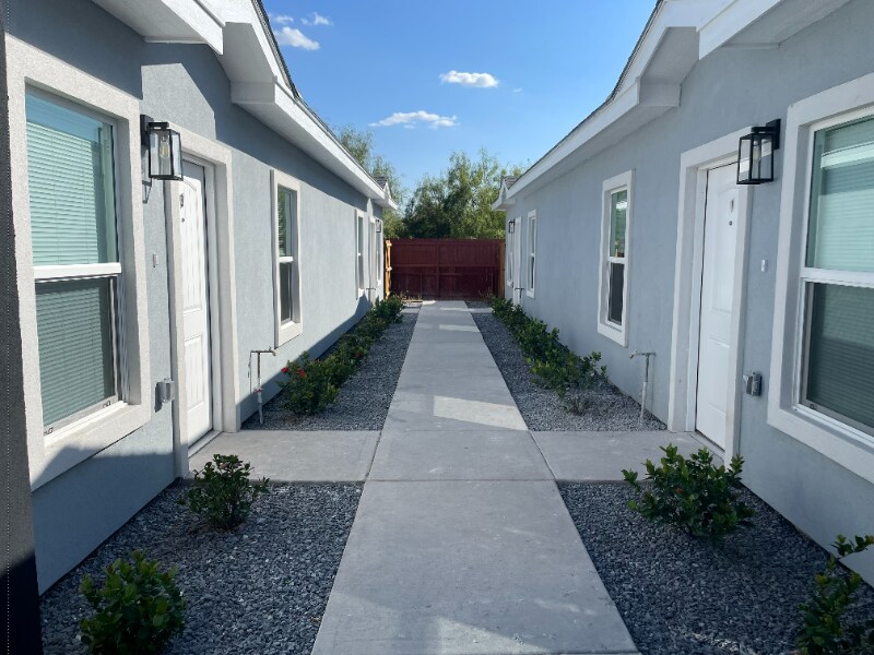 Building Photo - 404 W St Helena Ave