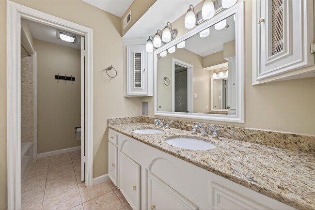 Building Photo - 2815 Bermuda Dunes Dr