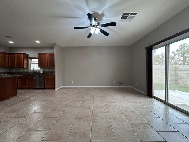 Building Photo - Spacious single story home w/3 beds, 2 bath, den, 2 car garage, near everything.