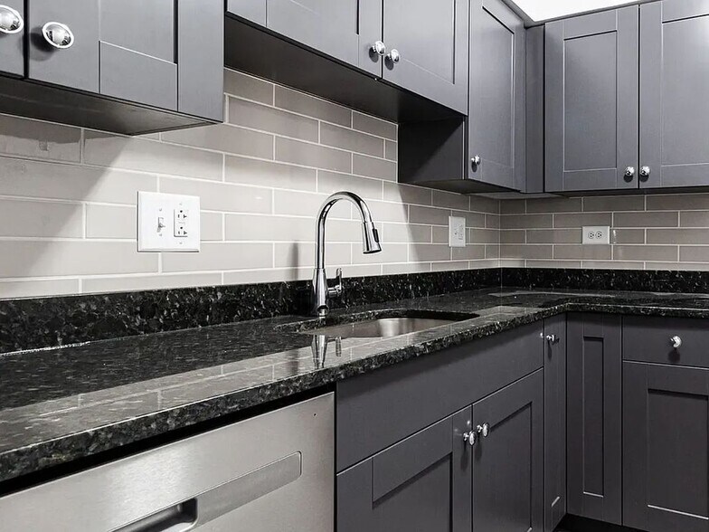 Building Photo - 3825 N Pine Grove Ave