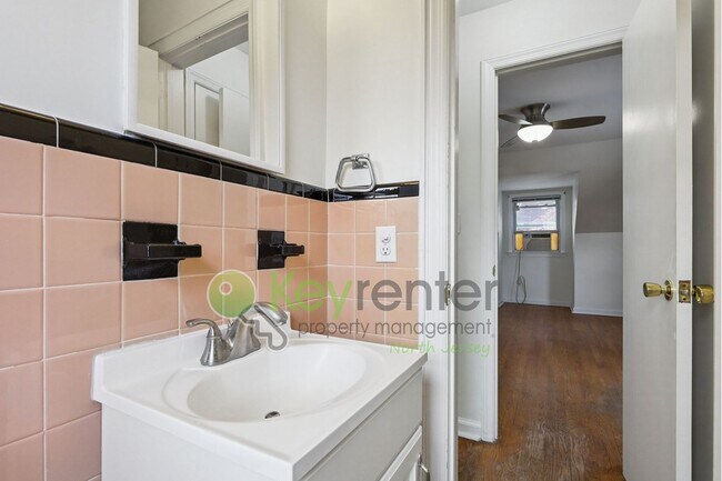 Building Photo - Spacious 1-Bedroom Apartment with Large Living & Dining Areas – Prime Hackensack Location