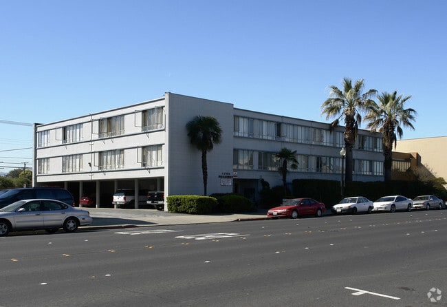 Primary Photo - Broadway Apartments