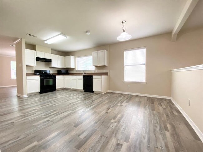 Building Photo - 8119 Yaupon View Dr