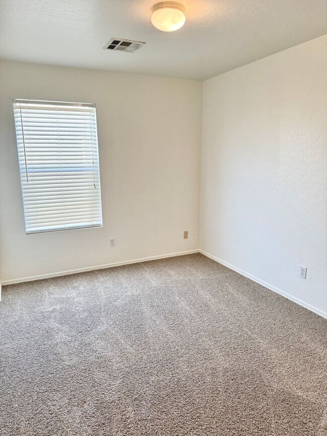 Building Photo - 4 Bedroom 3 Bathroom Home in Surprise! Has Loft & Additional Office/Den!