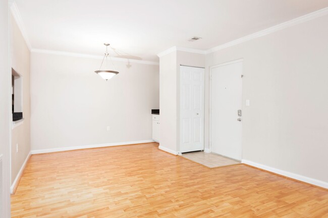 Building Photo - Gorgeous Beautifully Two Bedroom Unit