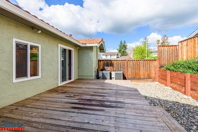 Building Photo - Gorgeous Home | Remodeled | Desirable Location