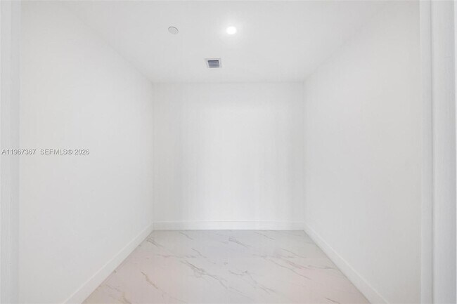 Building Photo - 700 NE 24th St