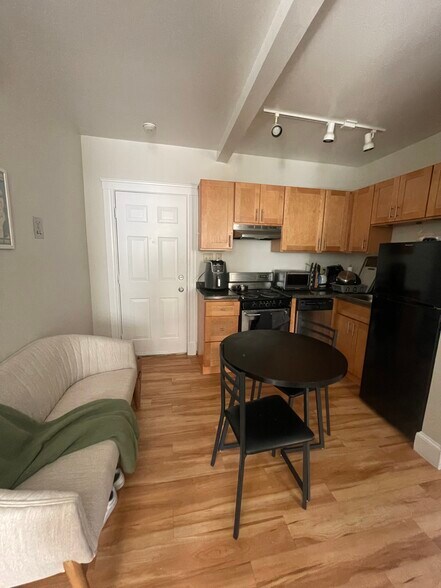 Building Photo - 835 Beacon St