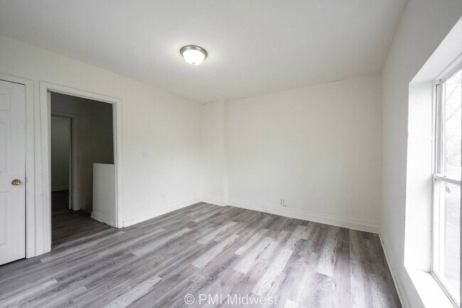 Building Photo - "Charming Duplex Retreat: Spacious 2-Bedro...