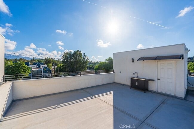 Building Photo - 714 1/2 Chestnut Avenue Unit