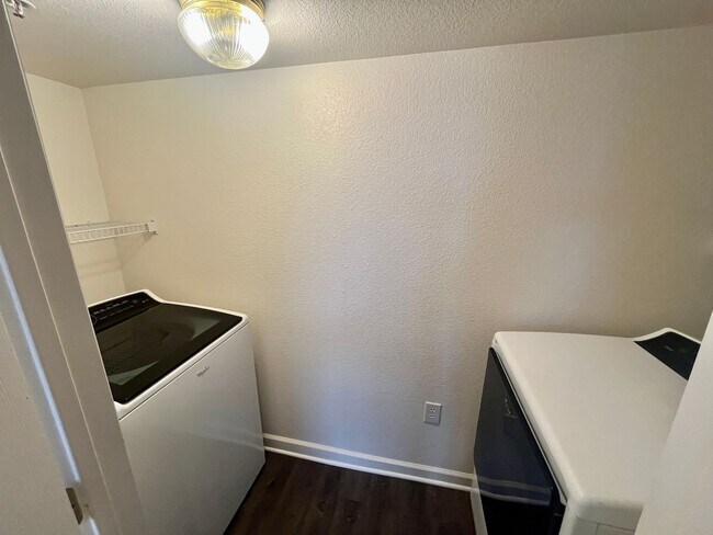 Building Photo - ** Move in Special** Cozy 1 bed 1 bath in ...