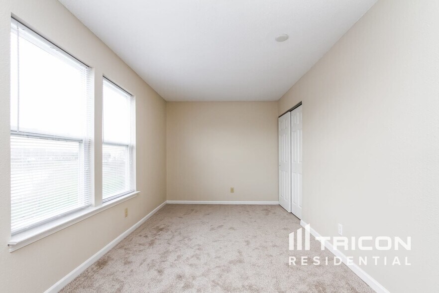 Building Photo - 2382 Westmere Dr