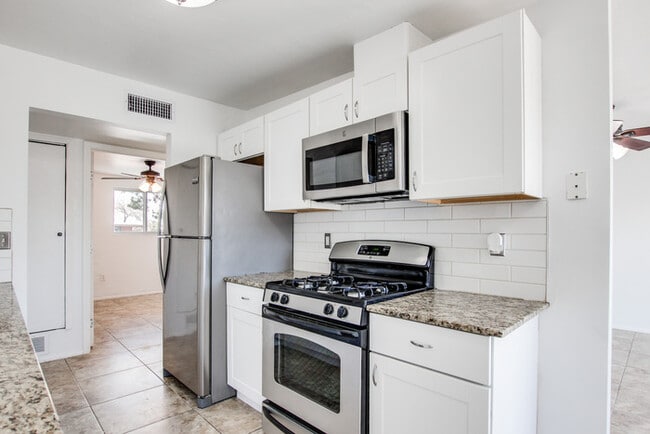 Building Photo - FOR RENT