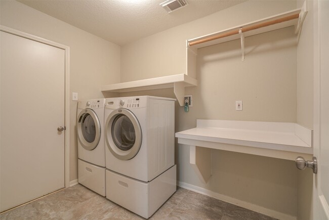 Building Photo - 147 Shelter Rock Ct