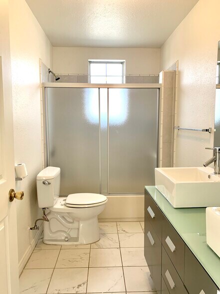 Building Photo - 2134 S Cloverdale Ave