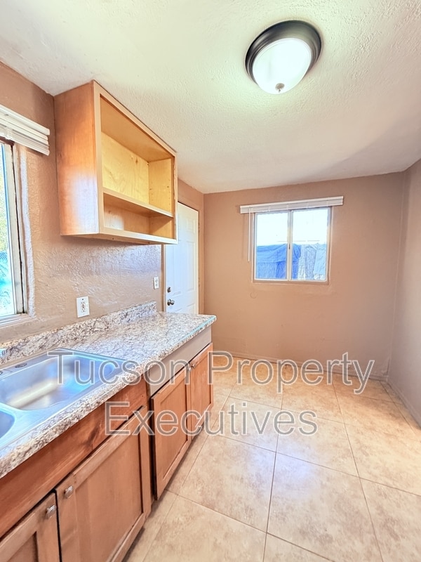 Building Photo - 3625 S 7th Ave